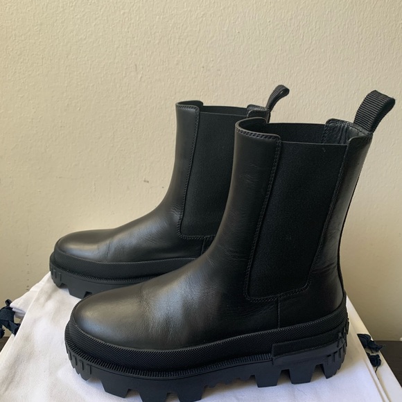Moncler
Coralyne Chelsea boots - Picture 5 of 14